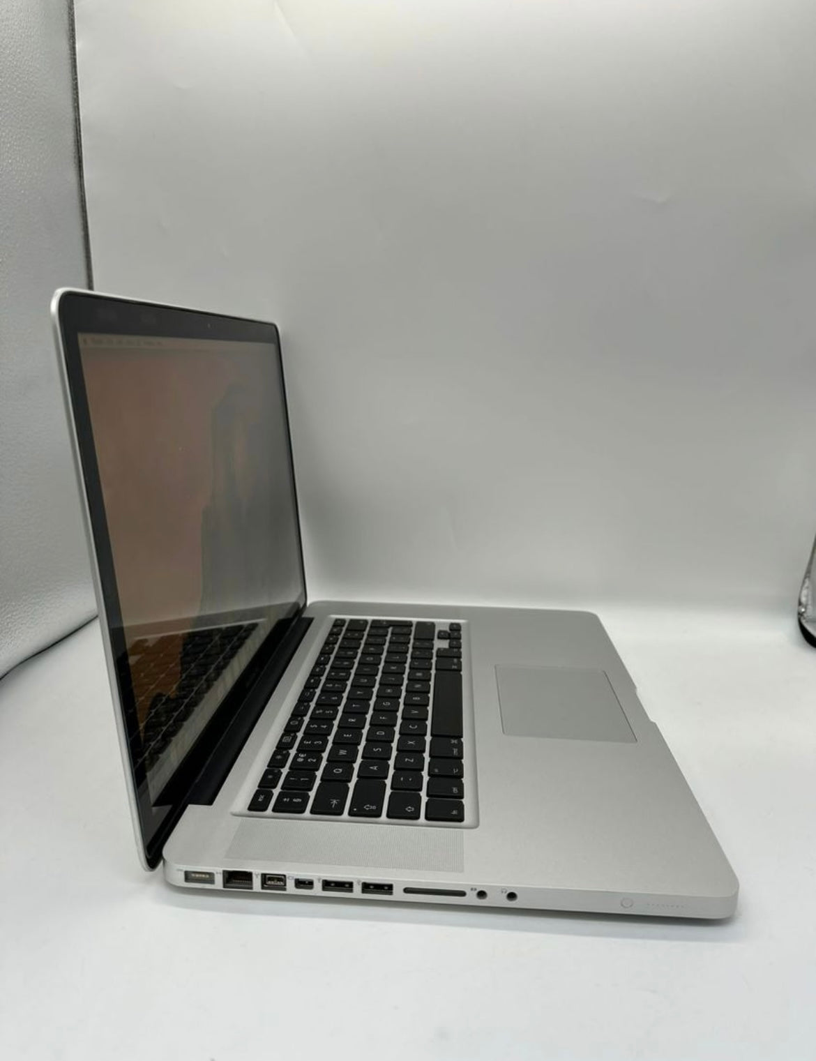 15.6 inch Apple MacBook Pro 4GB RAM 128GB NVIDIA GeForce 9400M