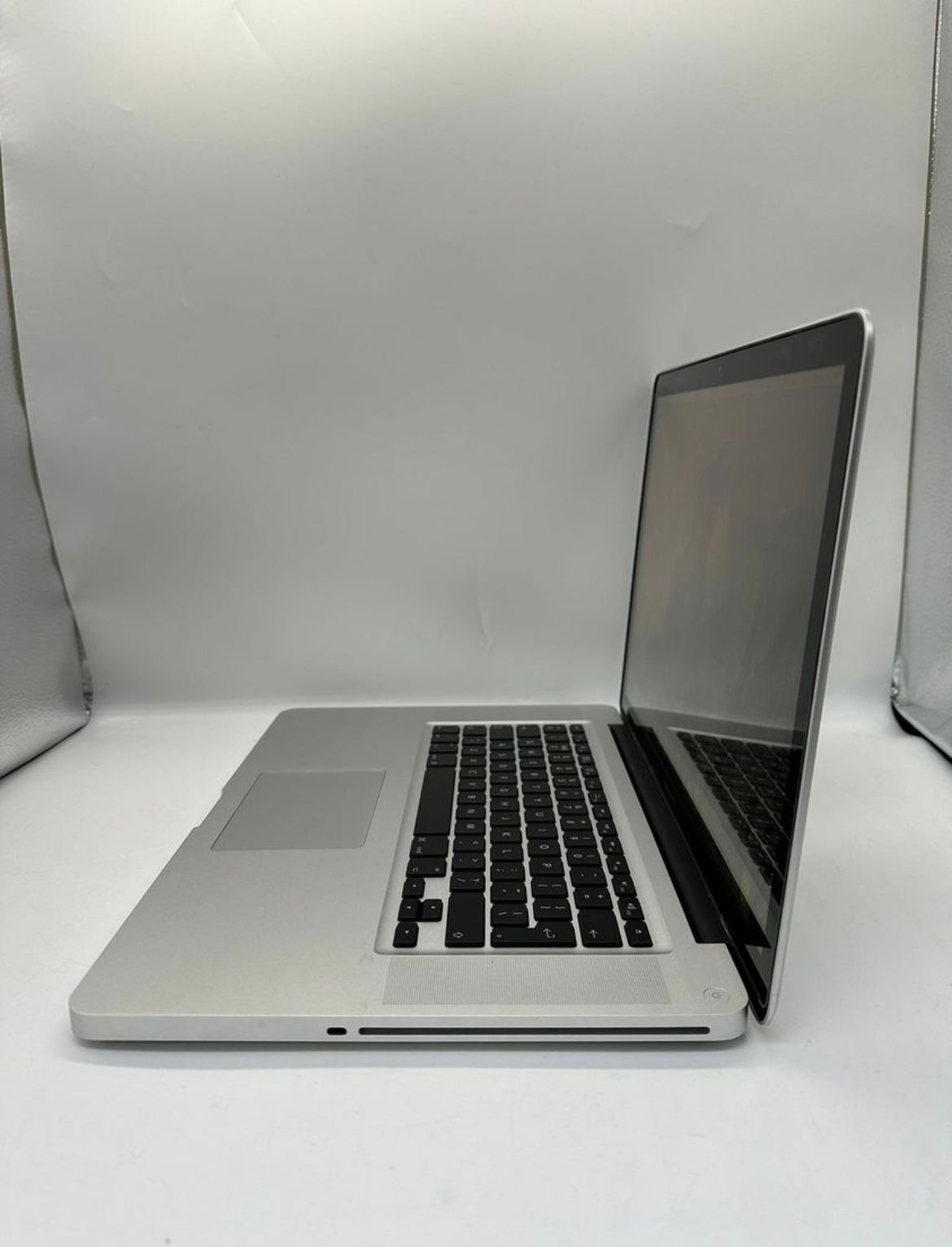 15.6 inch Apple MacBook Pro 4GB RAM 128GB NVIDIA GeForce 9400M